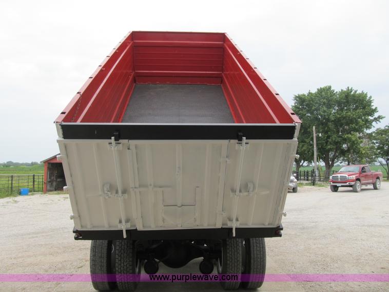 image for item AC9363 1986 International S2300 grain truck