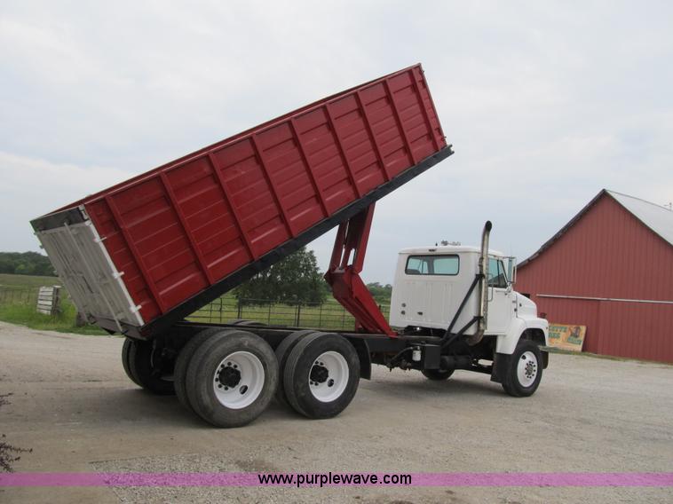 image for item AC9363 1986 International S2300 grain truck