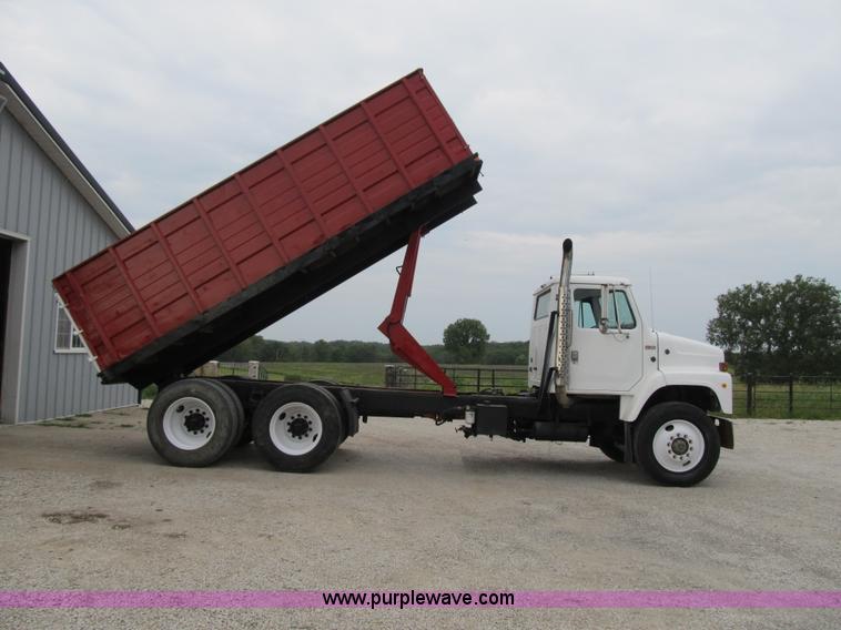 image for item AC9363 1986 International S2300 grain truck