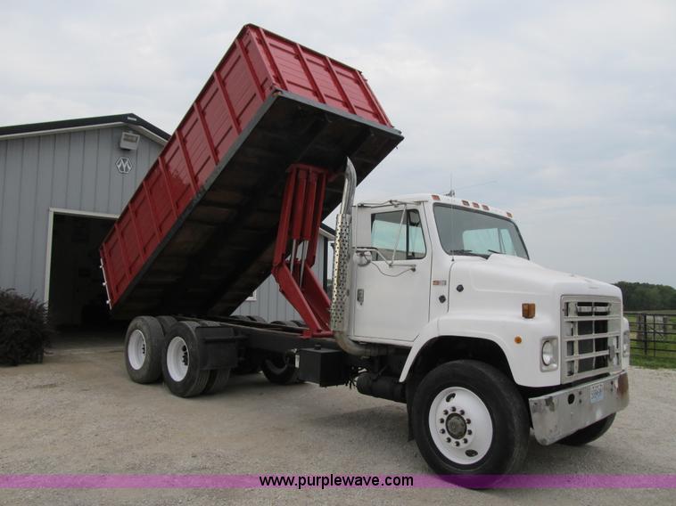 image for item AC9363 1986 International S2300 grain truck