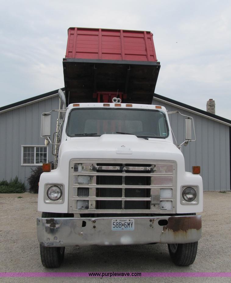 image for item AC9363 1986 International S2300 grain truck