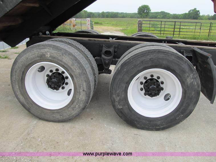 image for item AC9363 1986 International S2300 grain truck