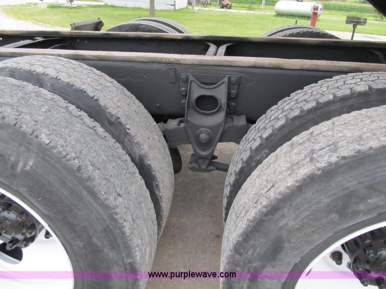 image for item AC9363 1986 International S2300 grain truck