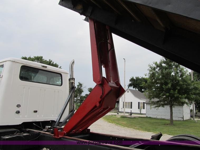 image for item AC9363 1986 International S2300 grain truck