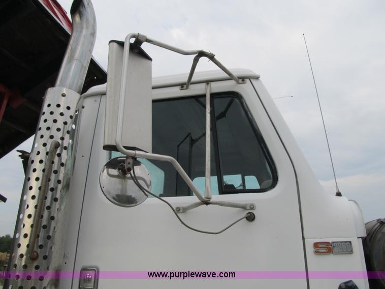 image for item AC9363 1986 International S2300 grain truck