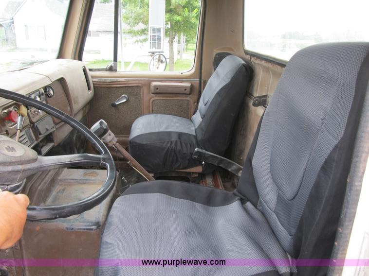 image for item AC9363 1986 International S2300 grain truck