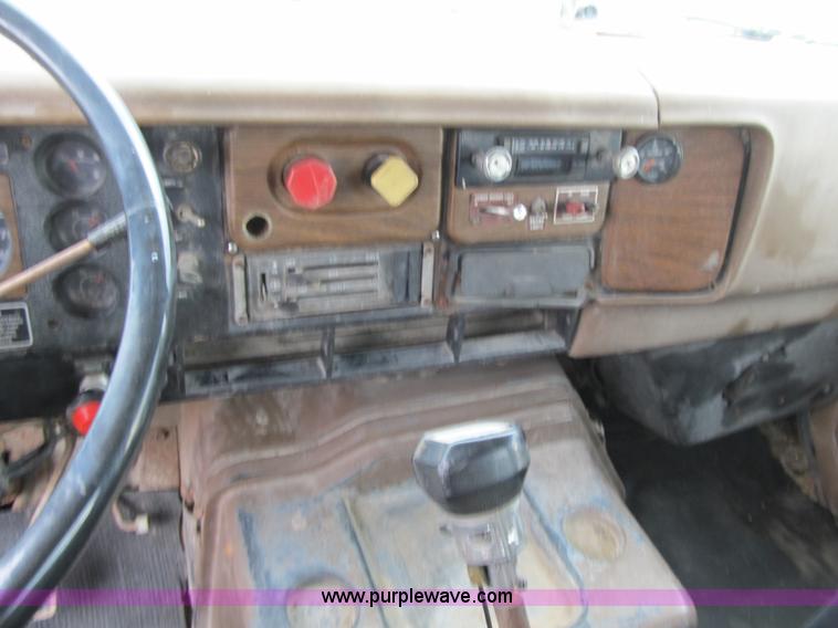 image for item AC9363 1986 International S2300 grain truck