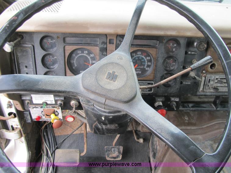 image for item AC9363 1986 International S2300 grain truck