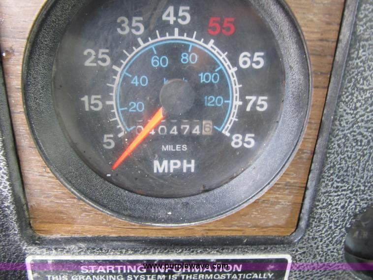 image for item AC9363 1986 International S2300 grain truck