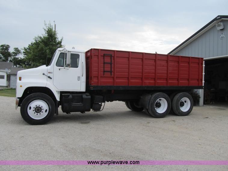 image for item AC9363 1986 International S2300 grain truck