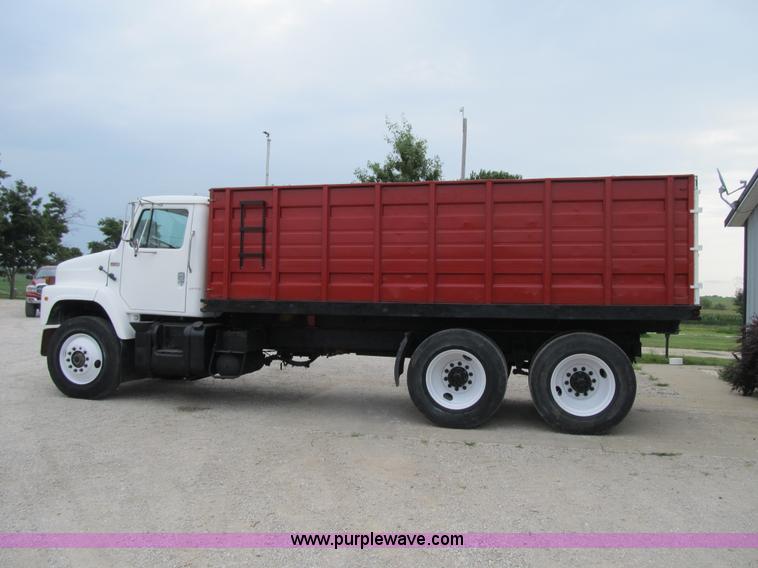 image for item AC9363 1986 International S2300 grain truck