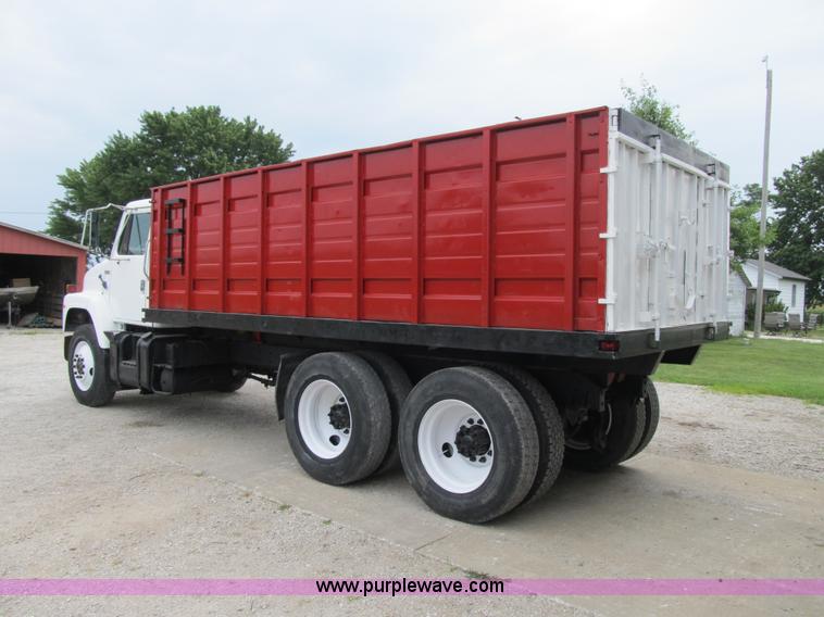 image for item AC9363 1986 International S2300 grain truck