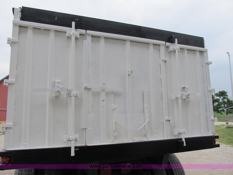 image for item AC9363 1986 International S2300 grain truck