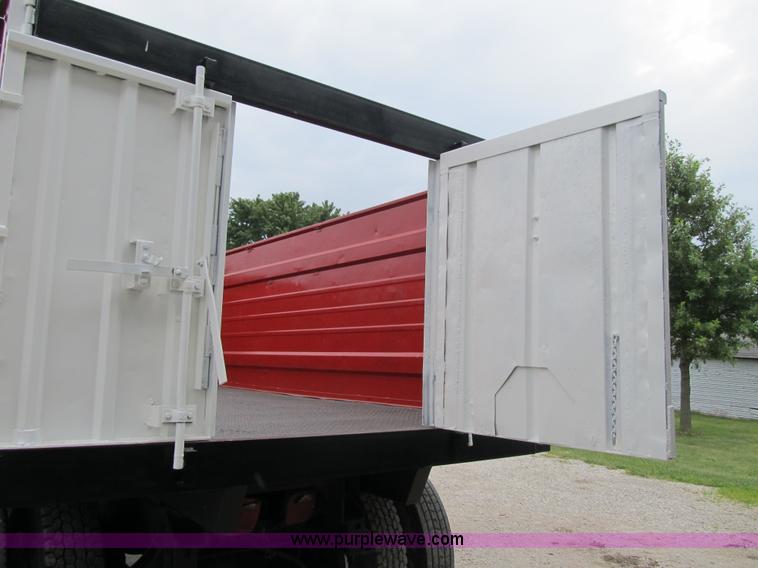 image for item AC9363 1986 International S2300 grain truck