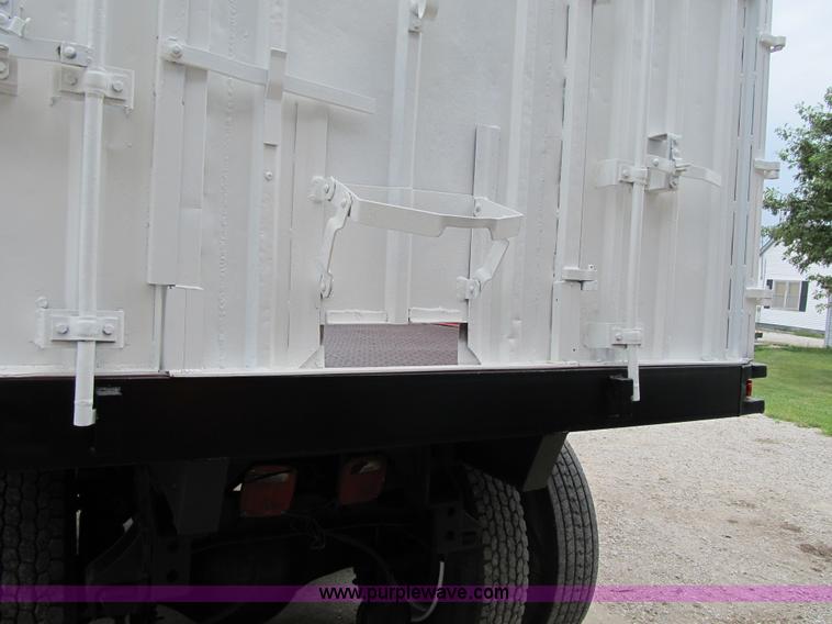 image for item AC9363 1986 International S2300 grain truck