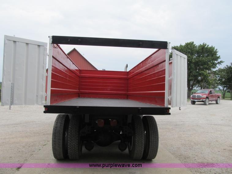 image for item AC9363 1986 International S2300 grain truck