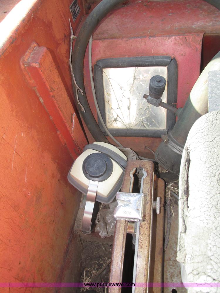 image for item F7472 1970 Massey-Ferguson 1100 tractor