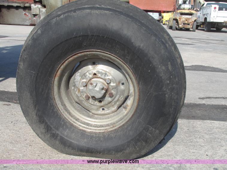 image for item F7472 1970 Massey-Ferguson 1100 tractor