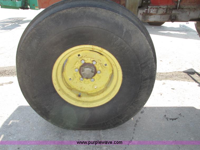 image for item F7472 1970 Massey-Ferguson 1100 tractor