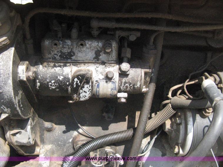 image for item H5302 1982 Massey Ferguson 274 MFWD tractor