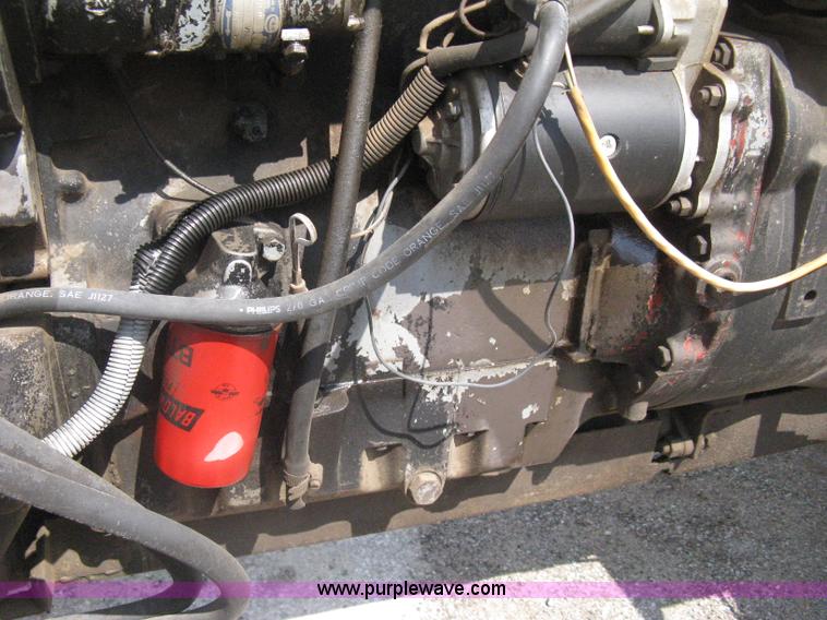 image for item H5302 1982 Massey Ferguson 274 MFWD tractor