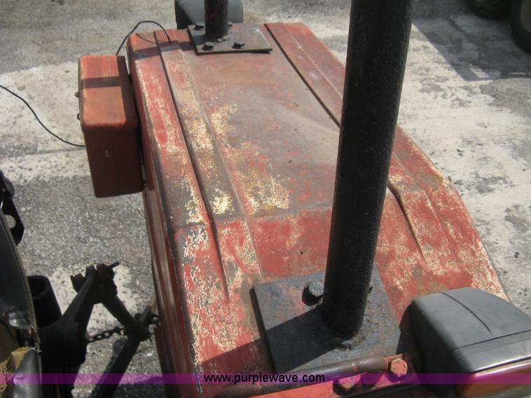 image for item H5302 1982 Massey Ferguson 274 MFWD tractor