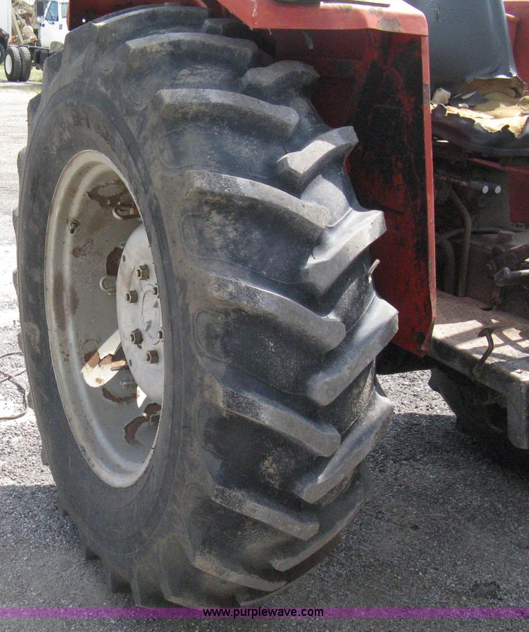 image for item H5302 1982 Massey Ferguson 274 MFWD tractor