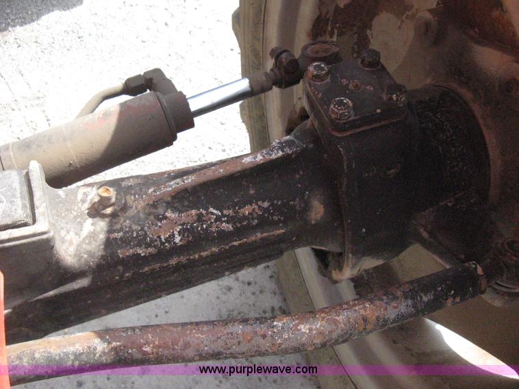 image for item H5302 1982 Massey Ferguson 274 MFWD tractor