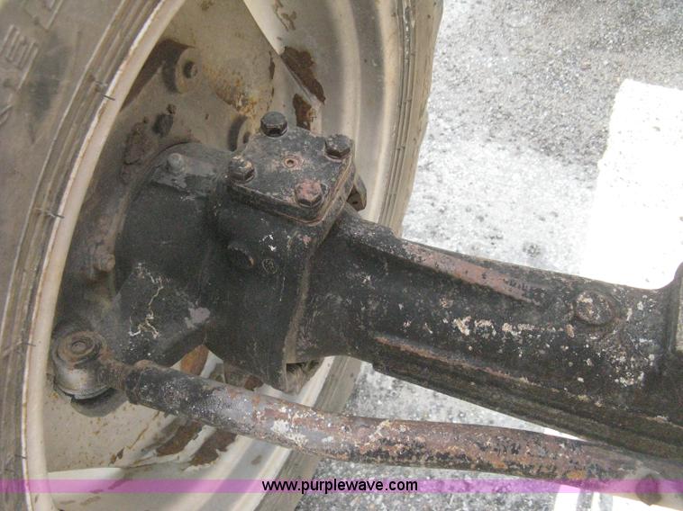 image for item H5302 1982 Massey Ferguson 274 MFWD tractor