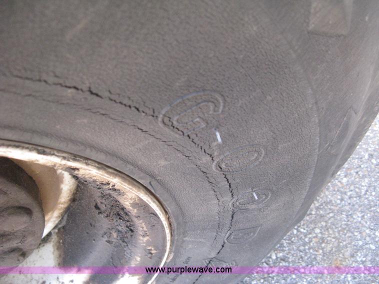 image for item H5310 2004 New Holland TS100A tractor