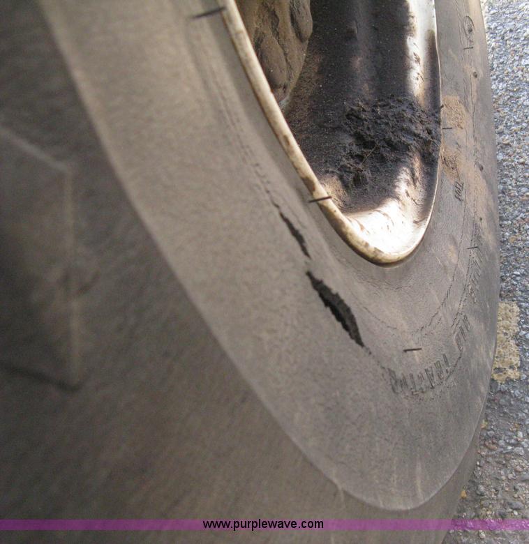 image for item H5310 2004 New Holland TS100A tractor