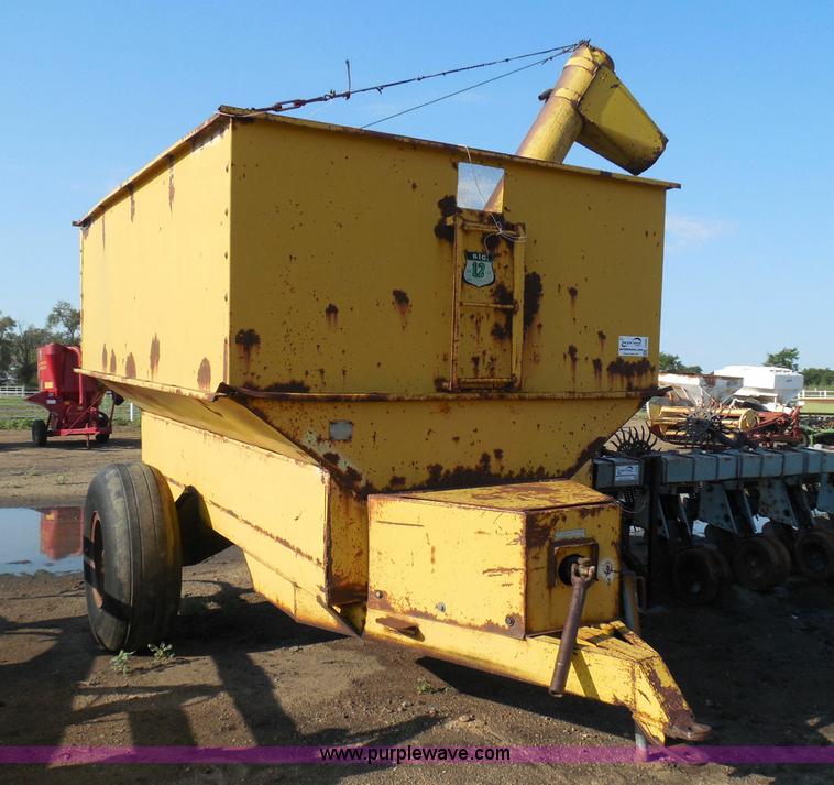 Big 12 grain cart in Kinsley, KS Item I3439 sold Purple Wave