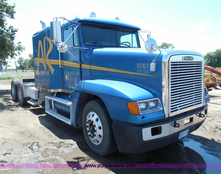 image for item I3463 1997 Freightliner FLD semi truck