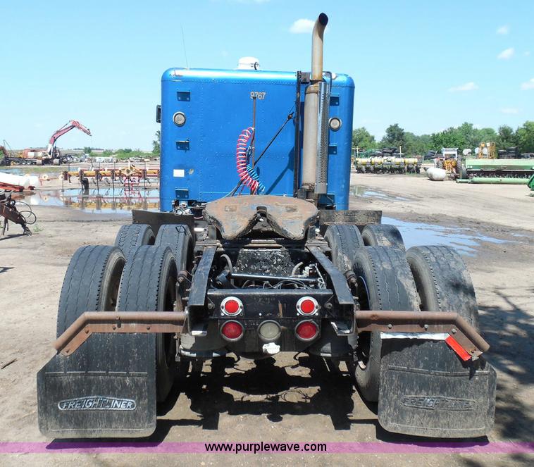 image for item I3463 1997 Freightliner FLD semi truck