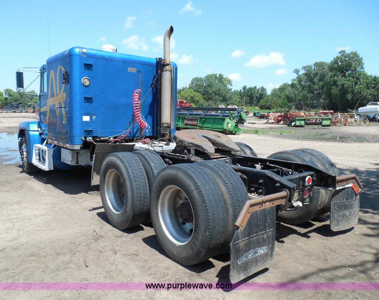 image for item I3463 1997 Freightliner FLD semi truck