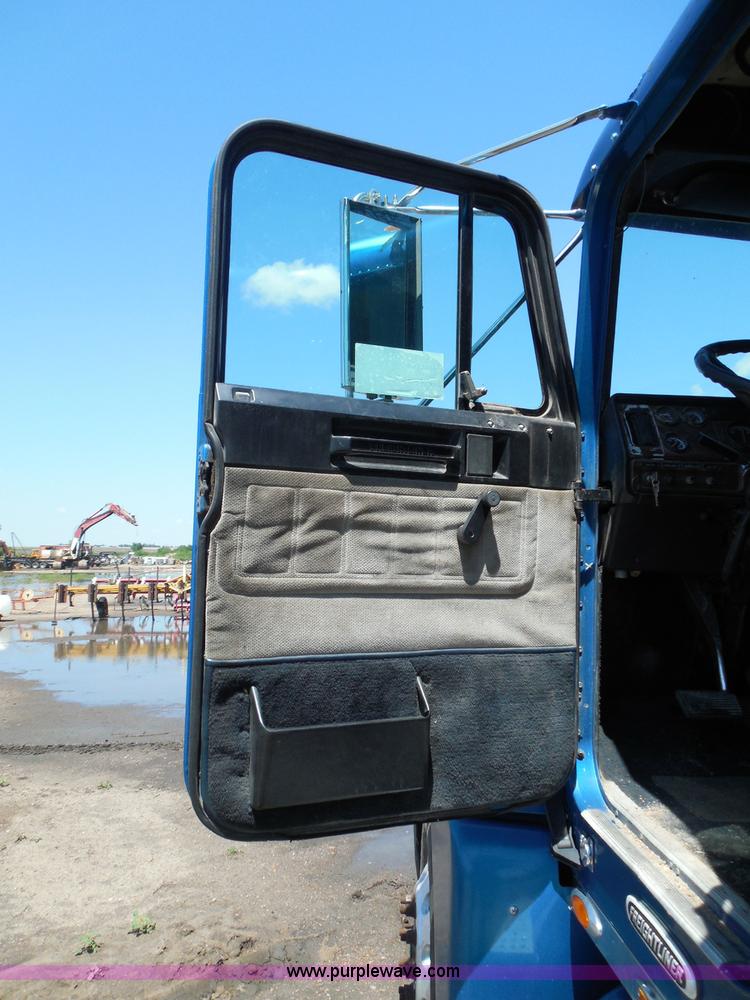 image for item I3463 1997 Freightliner FLD semi truck