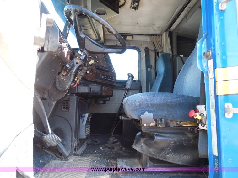 image for item I3463 1997 Freightliner FLD semi truck