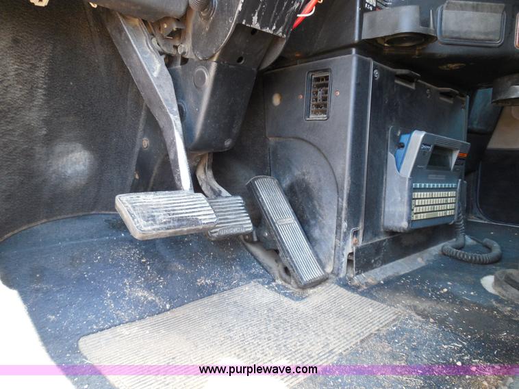 image for item I3463 1997 Freightliner FLD semi truck