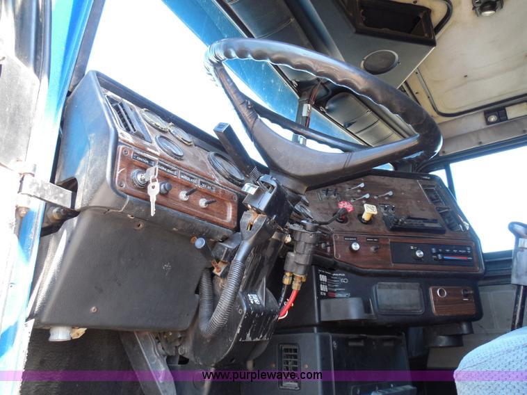 image for item I3463 1997 Freightliner FLD semi truck