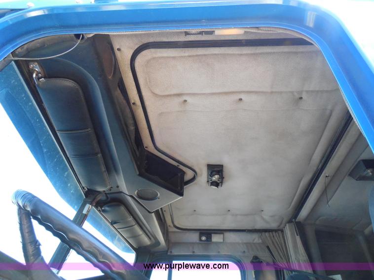 image for item I3463 1997 Freightliner FLD semi truck