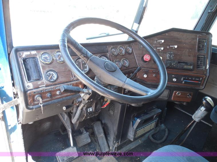 image for item I3463 1997 Freightliner FLD semi truck