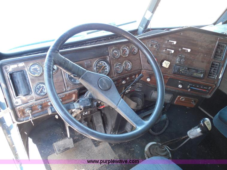 image for item I3463 1997 Freightliner FLD semi truck