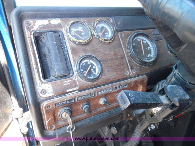 image for item I3463 1997 Freightliner FLD semi truck