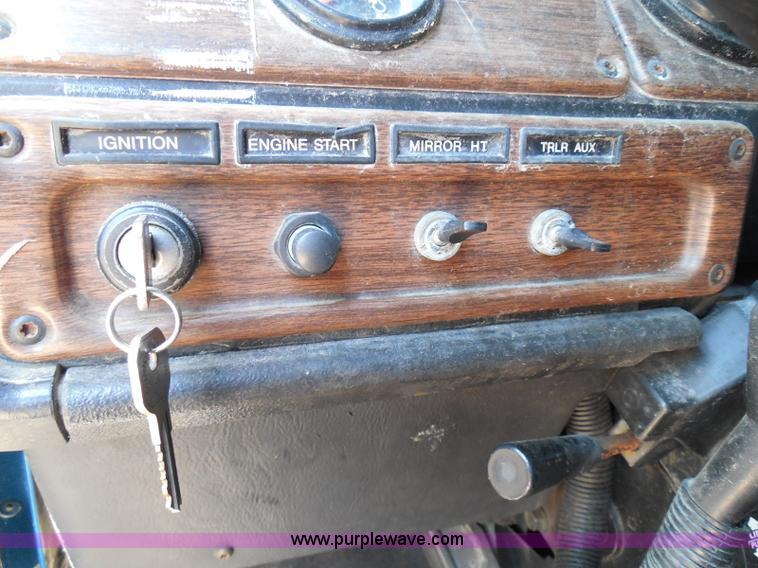 image for item I3463 1997 Freightliner FLD semi truck