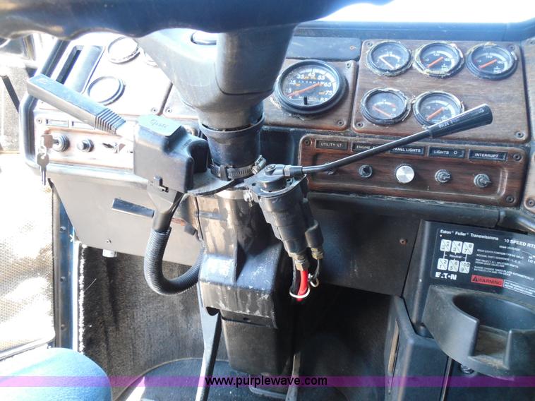 image for item I3463 1997 Freightliner FLD semi truck