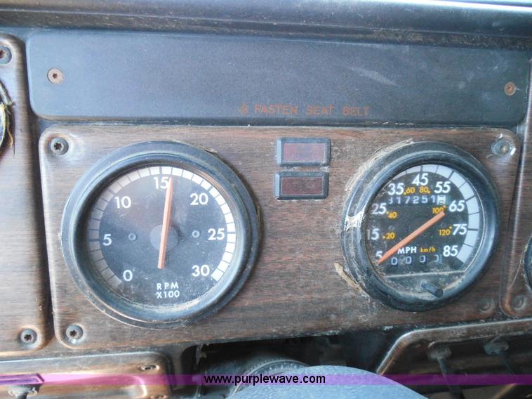 image for item I3463 1997 Freightliner FLD semi truck