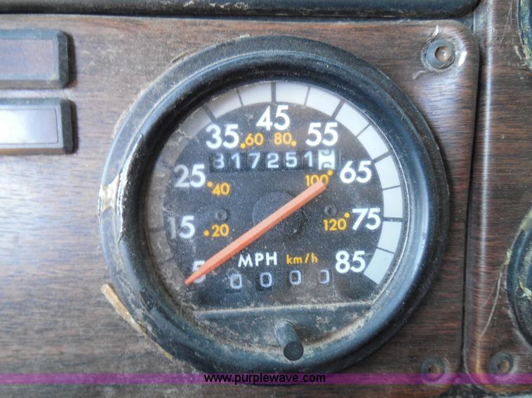 image for item I3463 1997 Freightliner FLD semi truck