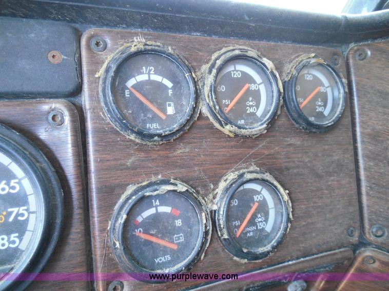 image for item I3463 1997 Freightliner FLD semi truck