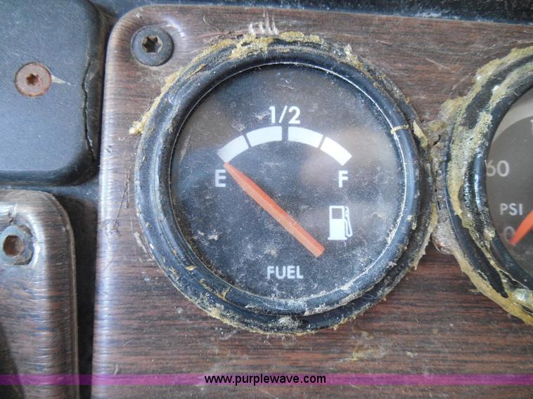 image for item I3463 1997 Freightliner FLD semi truck