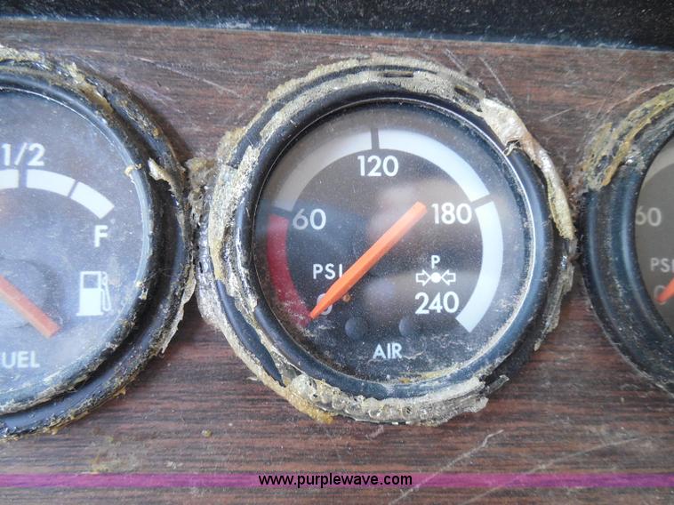 image for item I3463 1997 Freightliner FLD semi truck